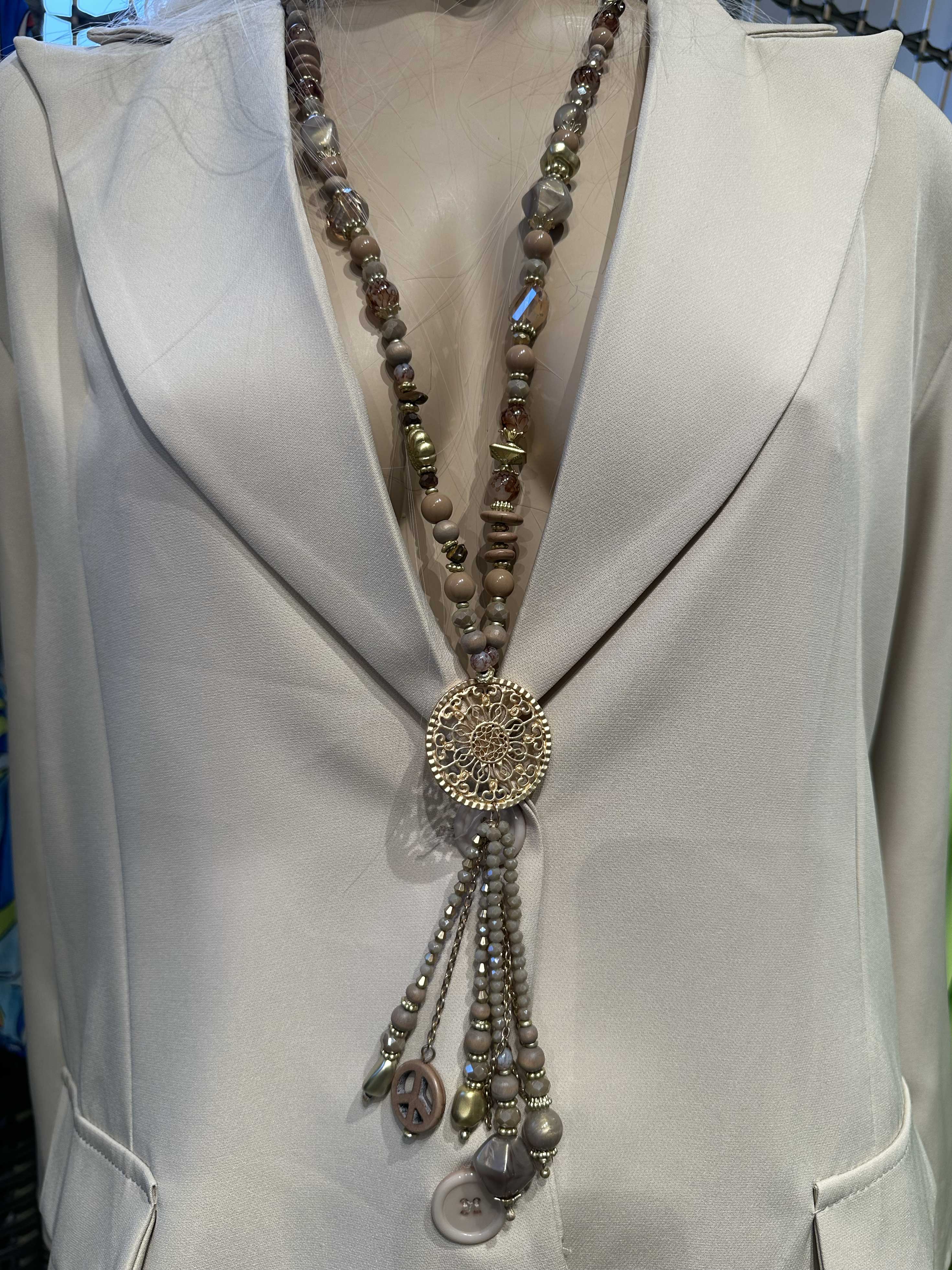 Abena - Mudfarvet perlekæde med vedhæng